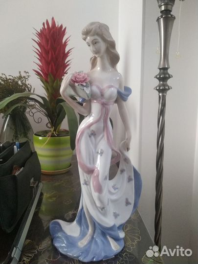 Статуэтка фарфор