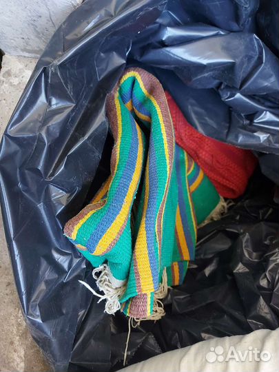 Старые дорожки, накидки на диван, ватные матрасики