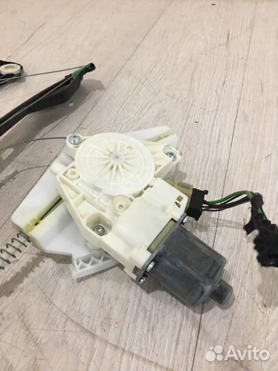 Стеклоподъемник передний левый Mercedes Benz C200