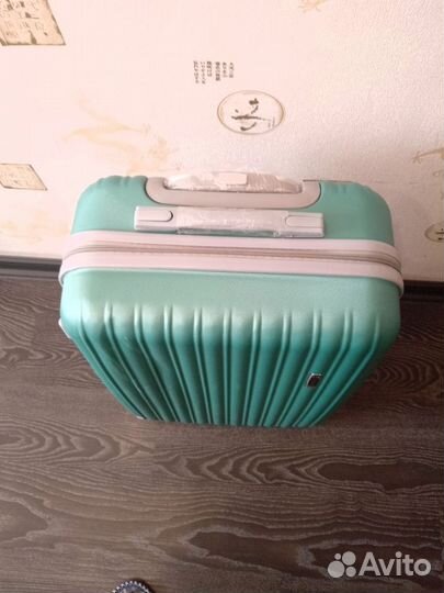 Чемодан на колесах (новый)