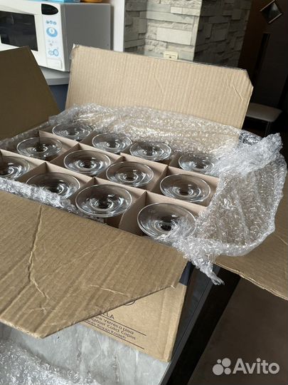 Винные бокалы, рюмки, прозрачные стаканы