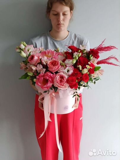 Яркая Композиция в коробке с пионовидными розами