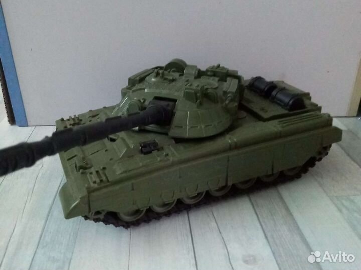 Игрушечный танк