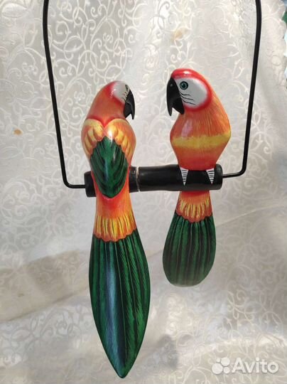 Попугаи на качелях. Новые. Дерево. Индонезия