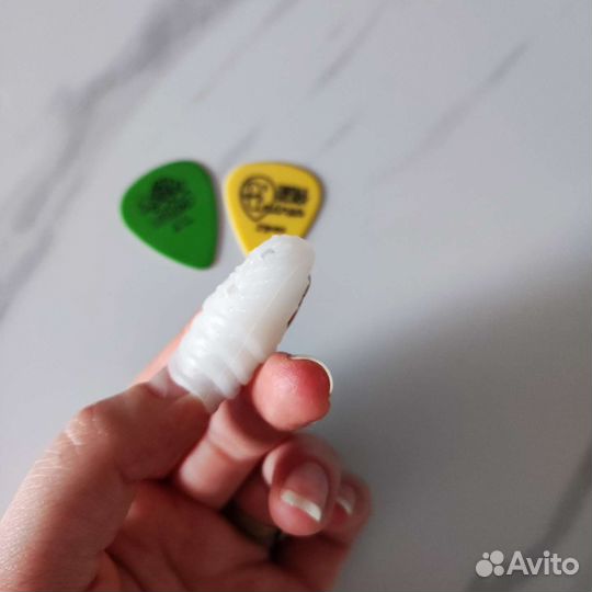 Медиаторы и силиконовые напалечники для гитары