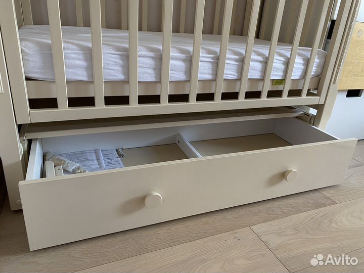 Детская кроватка с продольным маятником и ящиком