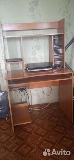 Компьютерный стол бу и очки солнцезащитные