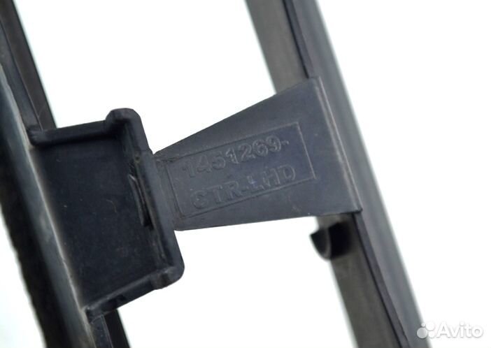 Пластиковая накладка под лобовым стеклом средняя ч