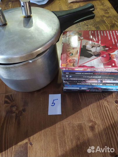 Коробкой посуда с лишними вещами