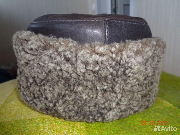 Шапка кожаная с отделкой из овчины