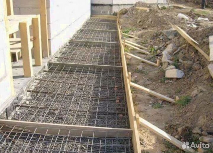 Заливка фундамента, отмостка вокруг дома