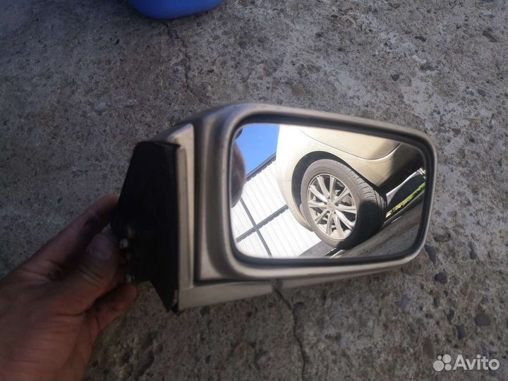 Боковое зеркало