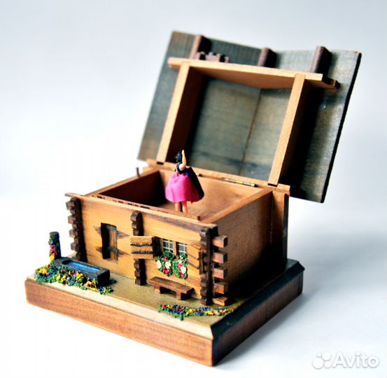 Музыкальный домик с танцующей балериной в розовом