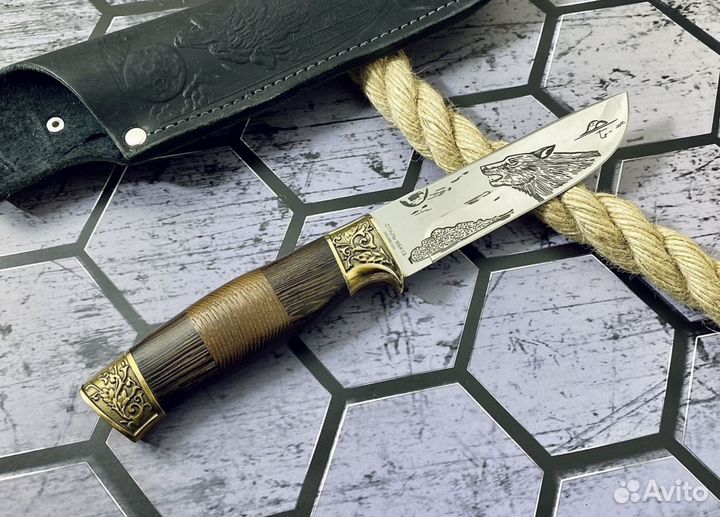 Нож с гравировкой