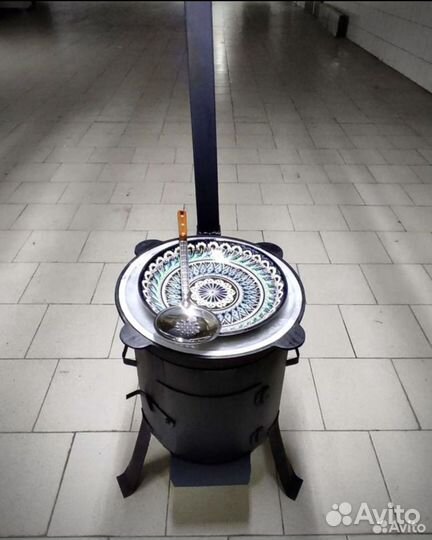 Казан чугунный с крышкой и печкой с трубой 12л