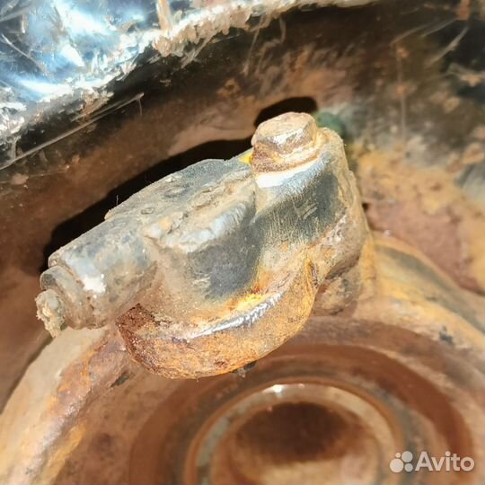 Передний левый кулак Honda Stream I