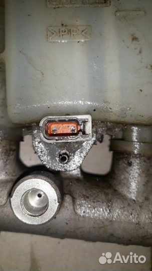 Главный тормозной цилиндр Nissan Primera