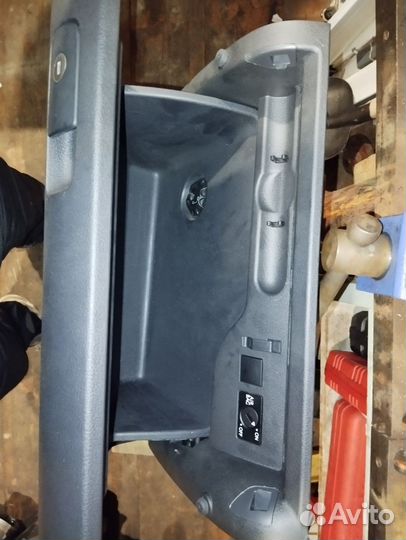 Продам бардачок от Volkswagen Tiguan