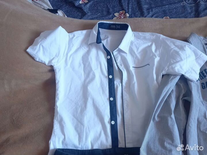 Рубашки и джинсы, брюки для школы мальчикам