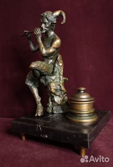 Статуэтка бронзовая 