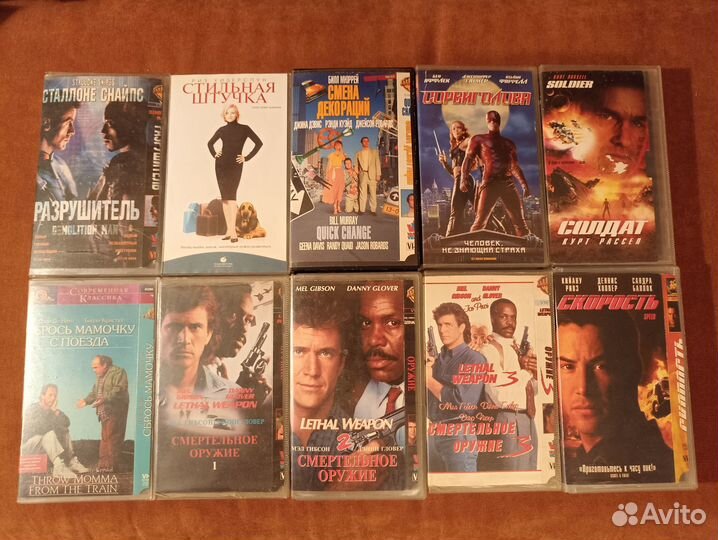 Видеокассеты VHS с фильмами в пластиковых боксах