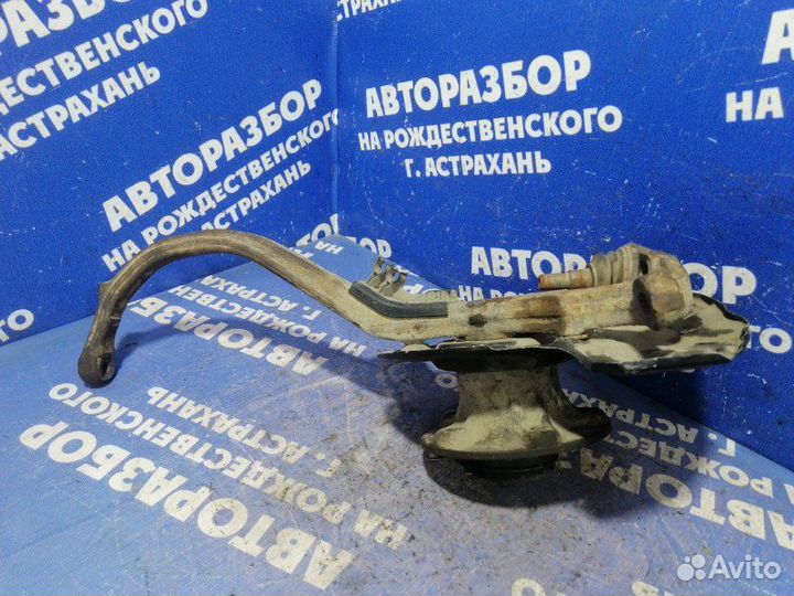 Передний правый поворотный кулак Mercedes-Benz