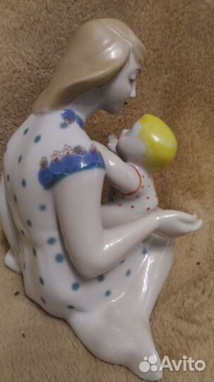 Фарфоровая статуэтка 