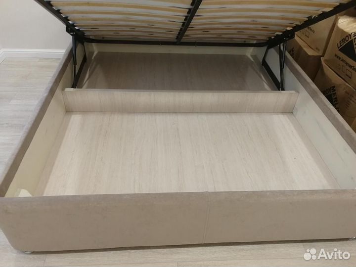 Кровать интерьерная 