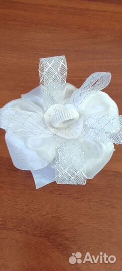 Белый бант на резинке