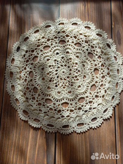 Рельефная салфетка вязаная