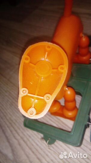 Игрушка собаки на тележке