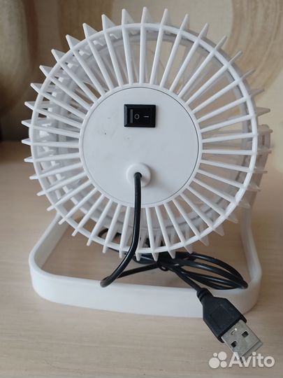 Вентилятор настольный в машине