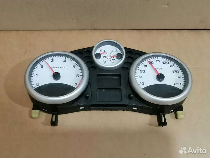 Приборная панель на Peugeot 207 Пежо