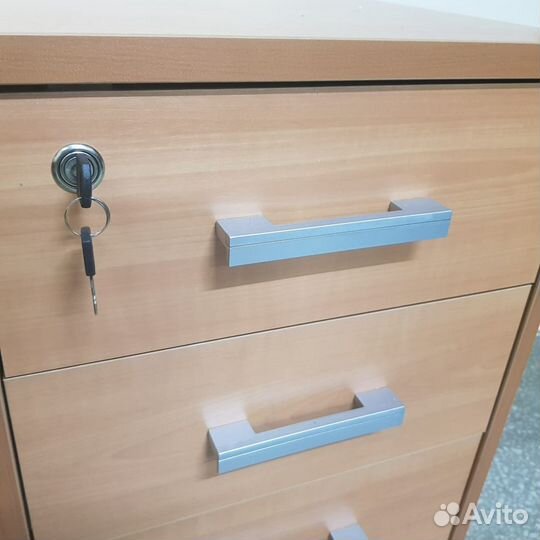 Угловой стол. Тумба приставная. Новое