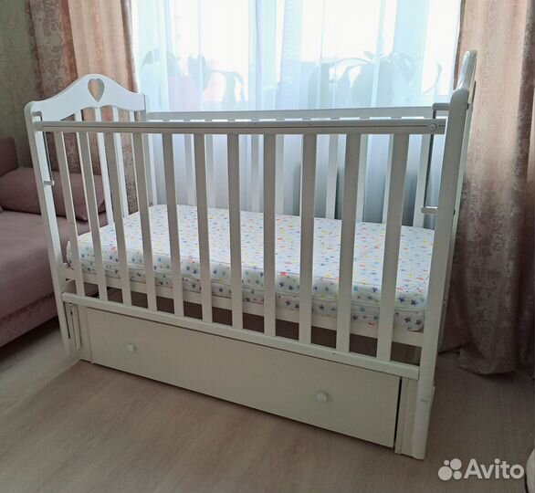 Детская кроватка с маятником