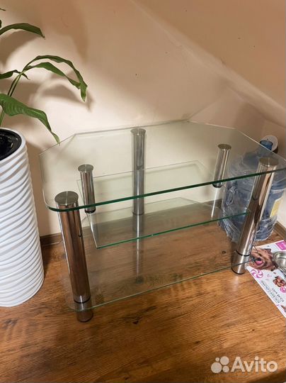 Стеклянный журнальный столик