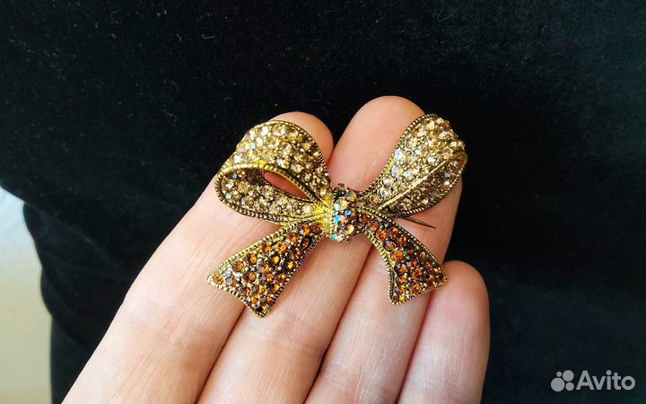 Брошь со стразами 