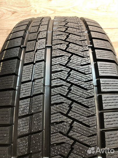 Triangle PL02 245/50 R18