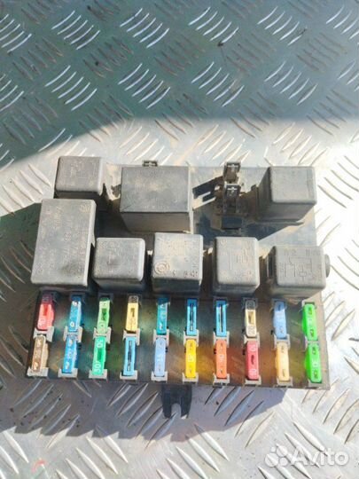 Блок монтажный предохранителей Ваз 2110372201001