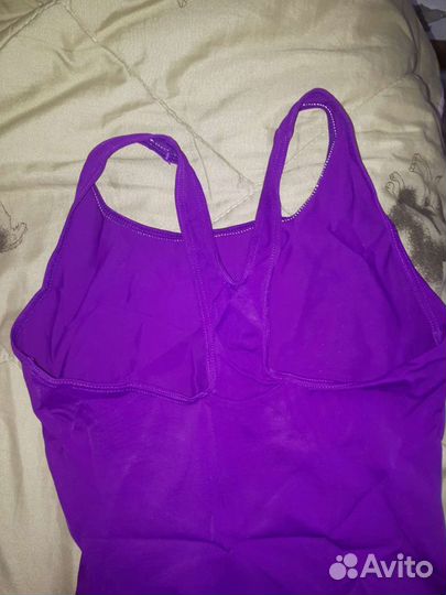 На девочку 7-9 лет.Купальник,шапка для плавания