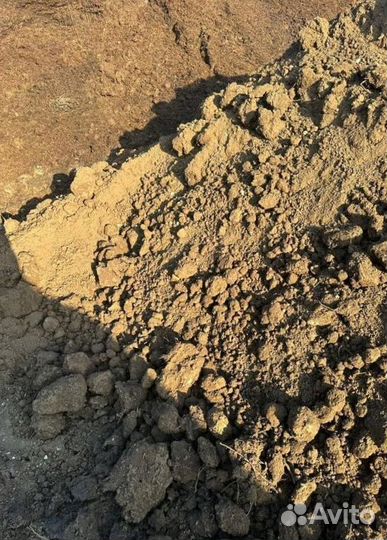 Чернозём и растительная, огородная земля навал