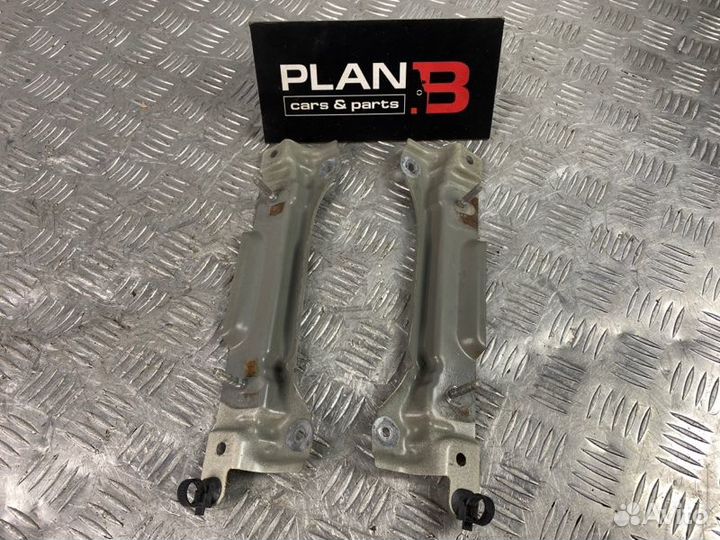 Кронштейн усилителя бампера передний правый Toyota