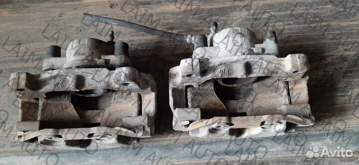 Суппорт тормозной передний Volvo XC70