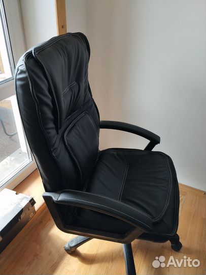 Офисное кожаное кресло