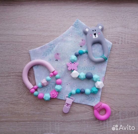 Нагрудники, погремушки