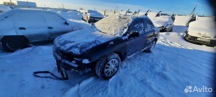 Mitsubishi carisma 1.6 МКПП 2003 год