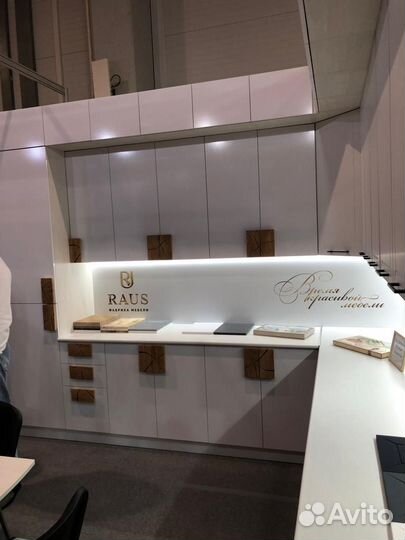 Кухня белый глянец под потолок