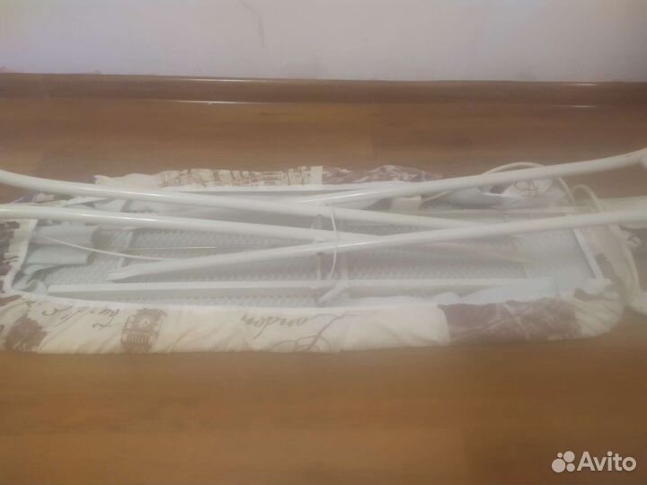 Гладильная доска с утюгом