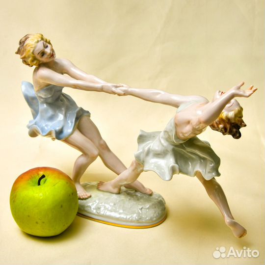 Фарфоровая статуэтка