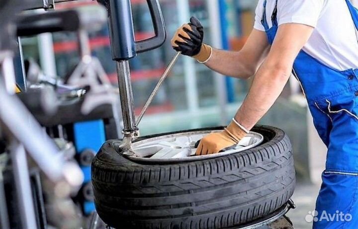 Работник шиномонтажа